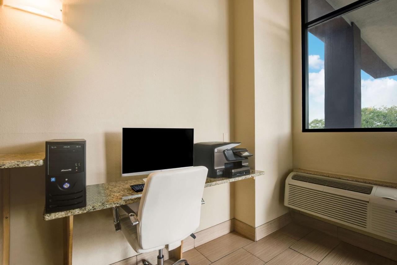 Best Western Waukesha Grand Pewaukee Екстер'єр фото